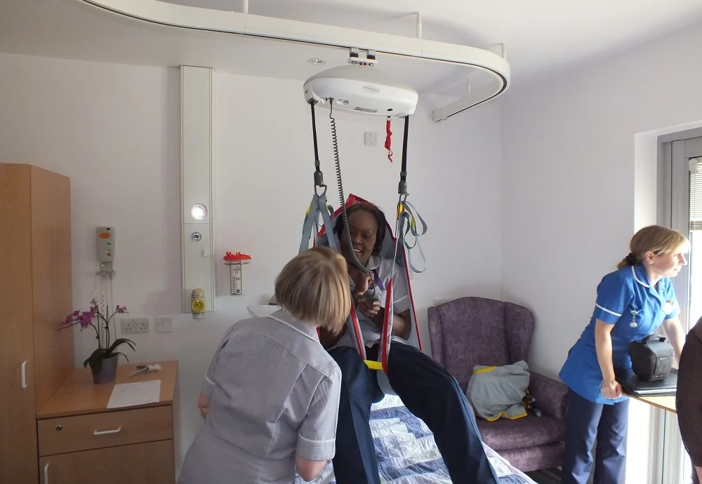 Can one person use a patient lifting hoist?