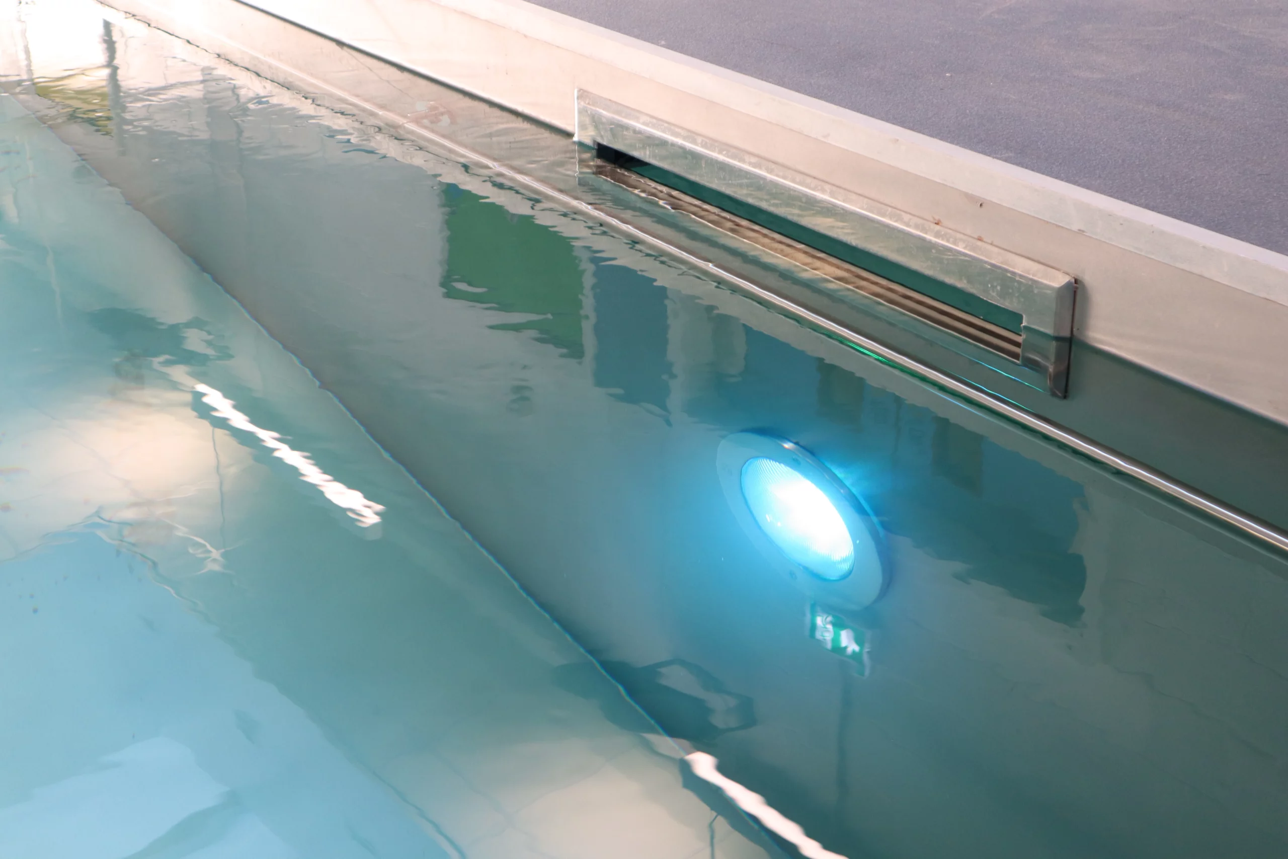 LED Light Hydro Pool Kingfisher