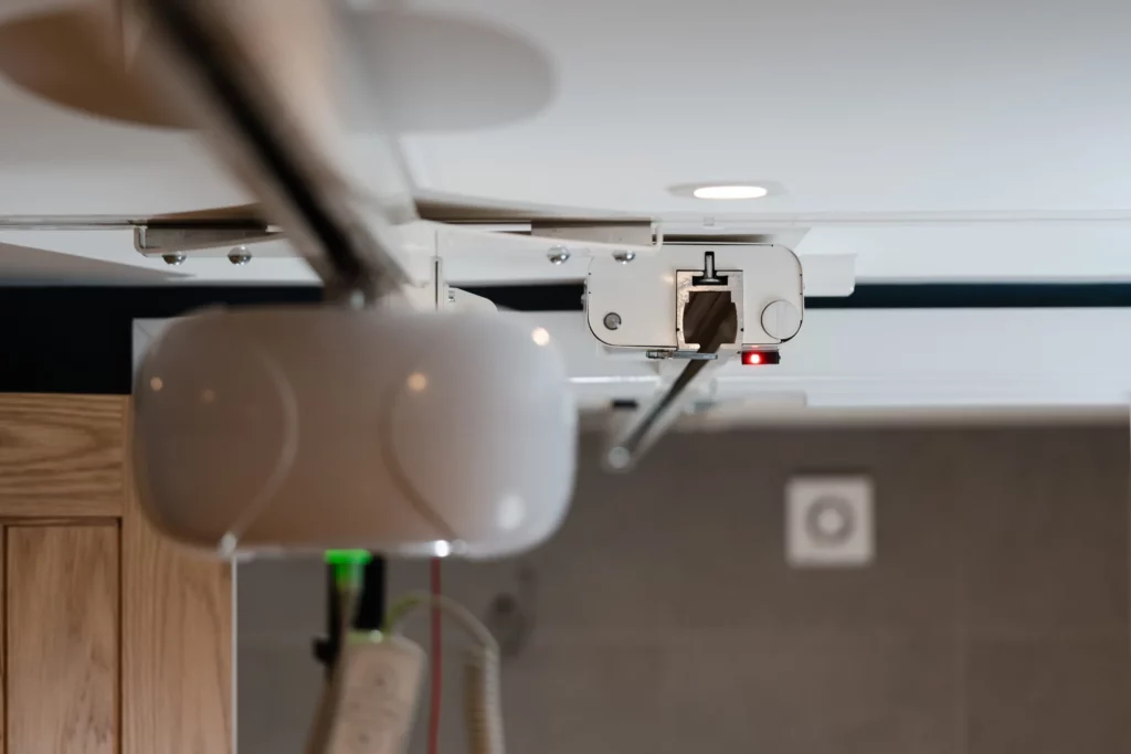 A magnetic coupling system on overhead tracking.