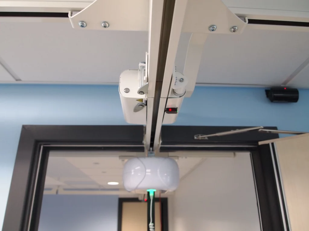 Lifting unit moving through doorway